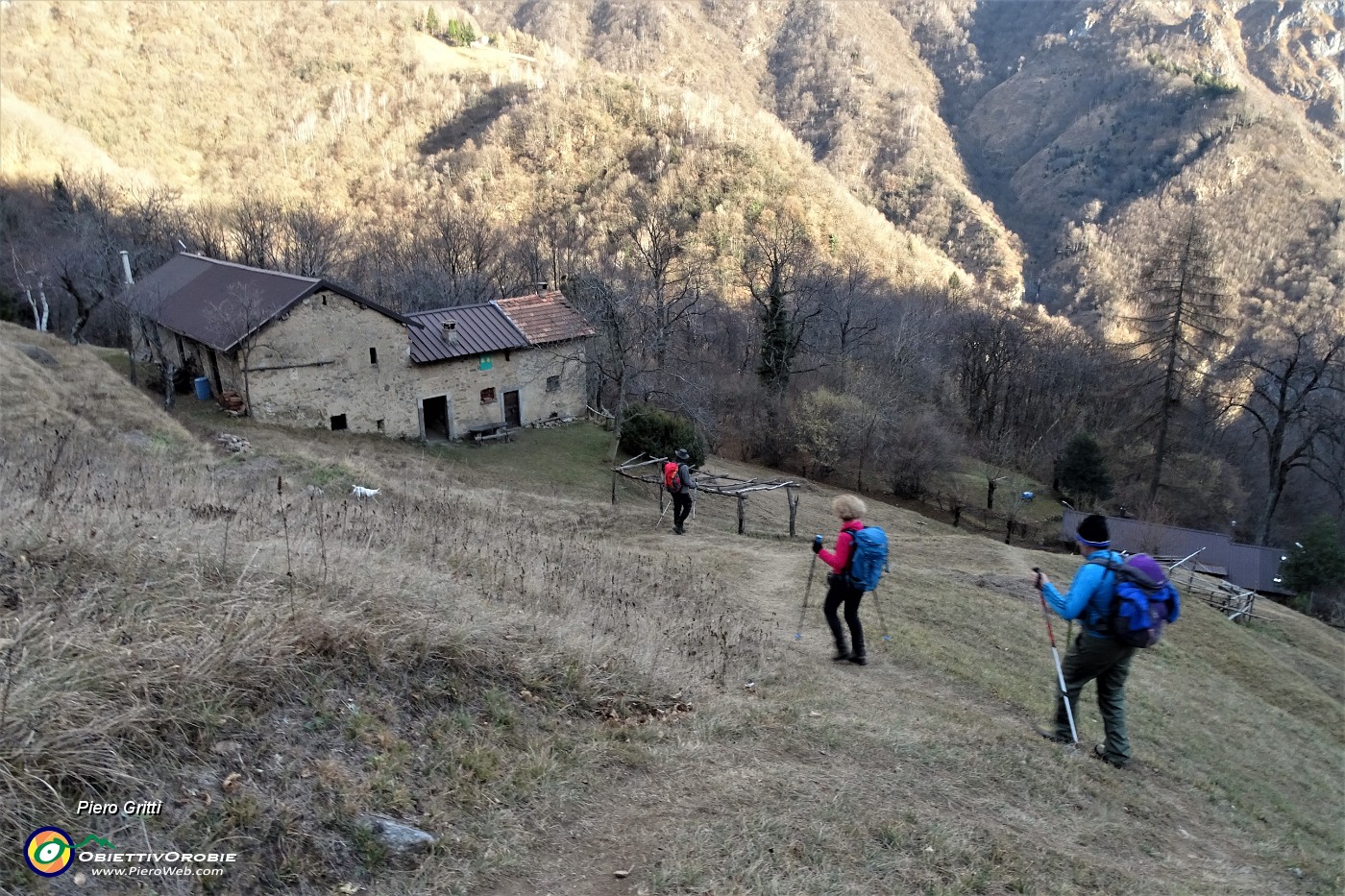 76 Nucleo di baite dove si aggancia  il sent. discendente dal Passo di Prada.JPG